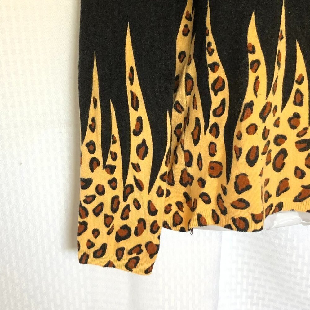 Leopard Sunburst Sweater V-Neck with Long Sleeves Very Dramatic - Picture 4 of 7